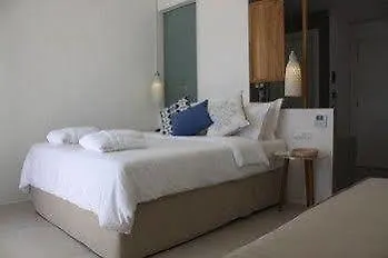 فندق مبيت وإفطار بلوتوبيا سويتس 4*